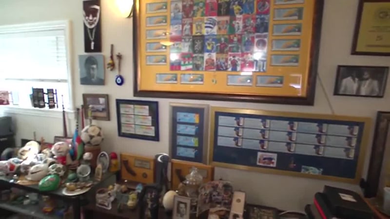 Hispano ha estado en todas las Copas del Mundo desde México 1986. Tiene una pared de su casa...