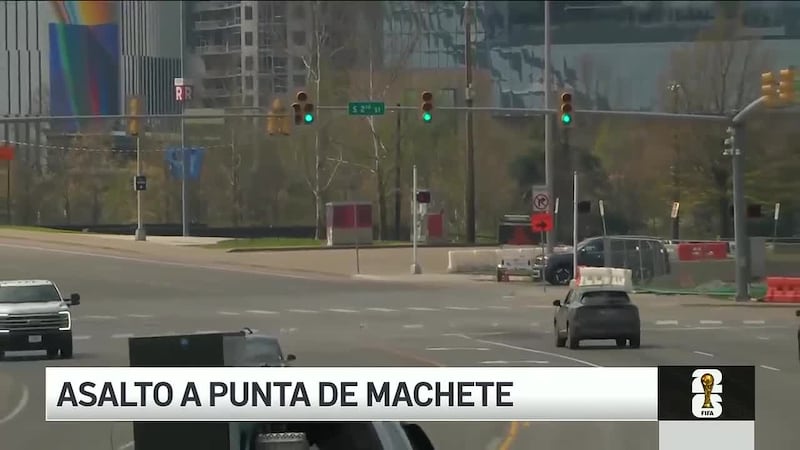 Hombre persigue a una mujer con machete en mano