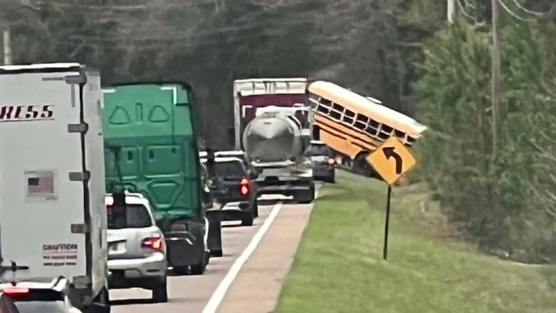 Al menos un muerto y varios lesionados graves ttras accidente de autobús escolar