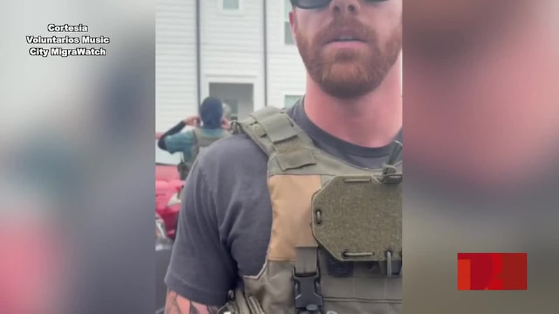 Entre gritos, protestas y jalones, ICE detiene a un hombre tras 10 horas de operativo