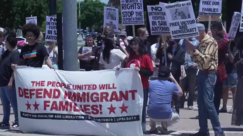 Activistas y miembros de la comunidad en San Antonio, Texas, salieron a protestar el domingo...