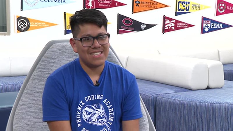 El orgullo de padres migrantes. Estudiante hispano recibió $5 millones en becas y fue aceptado...