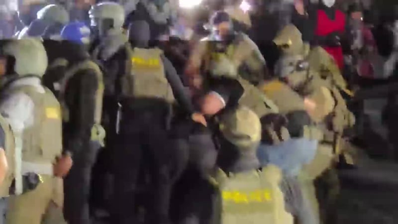 Continúan protestas en alrededores de centro de detención en Nueva Jersey donde migrantes...