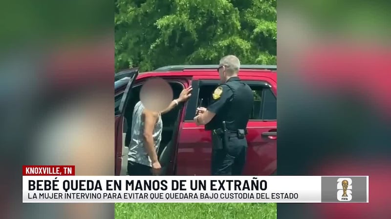 Padre entrega a desconocida su bebé para evitar que lo entregarán al estado, policías lo...
