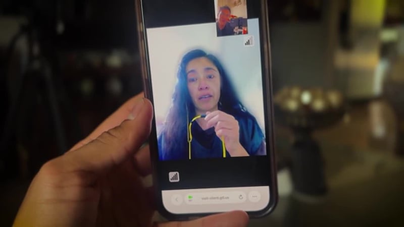 Una mujer que lleva casi dos años en un centro de detención se ha convertido en el apoyo de...