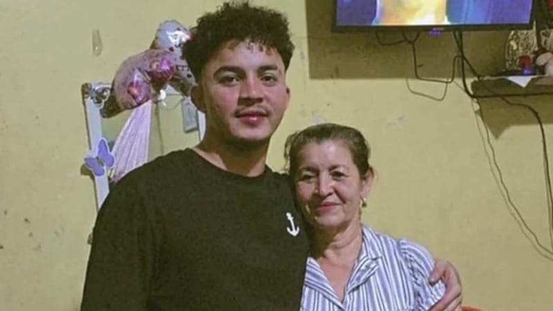 Madre de uno de los inmigrantes que murió atrapado en un vagón del tren pide justicia. Asegura...