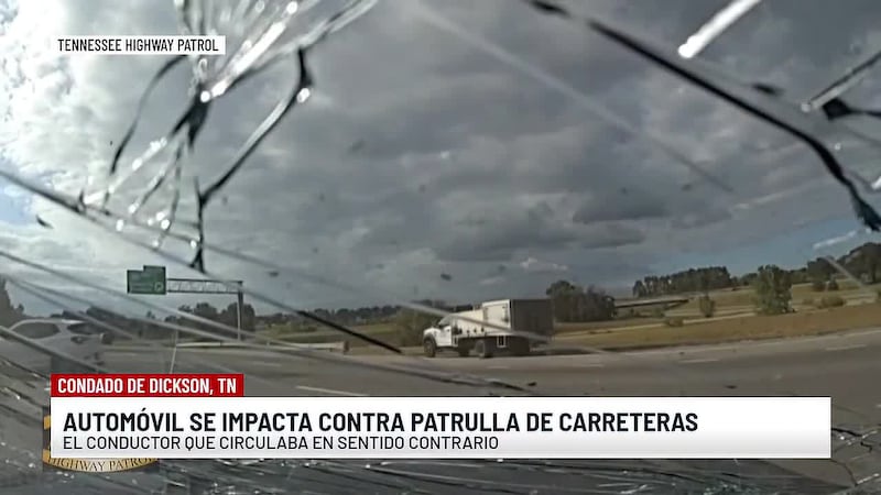 Auto en sentido contrario se impacta de frente con un oficial de la Patrulla de Carreteras de...