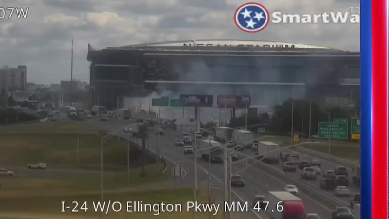 Incendio sorprende a conductores cerca del Nissan Stadium
