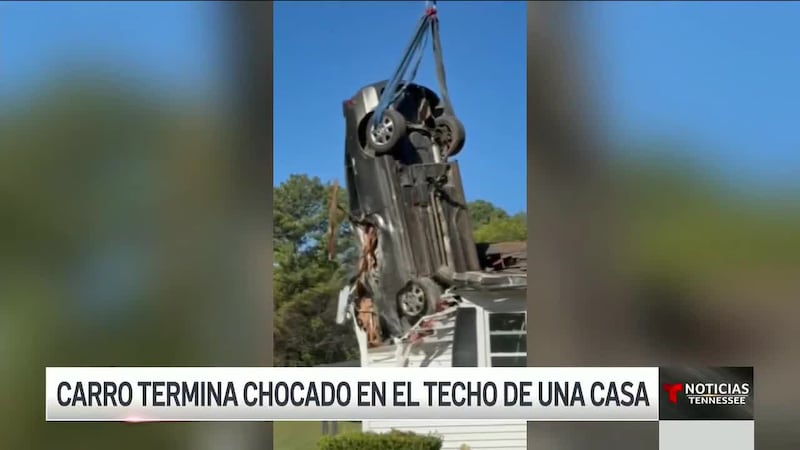 Hispana pierde el control de su auto, vuela por los aires y se impacta en el techo de una casa