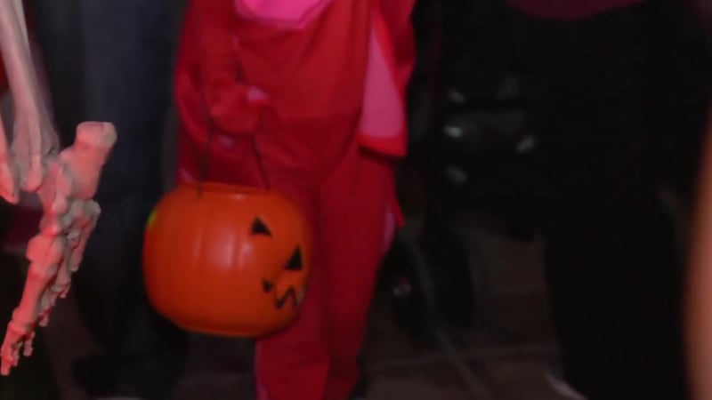 Niña dice que prefiere no salir a buscar dulces la noche de Halloween por temor a que...